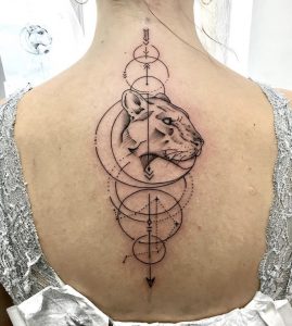 Fineline Tattoo geometrisch von Kevin, Peckstage